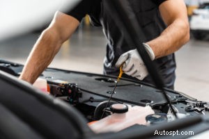 Oljebyten och filterbyte:varför de är viktiga för motorns hälsa 