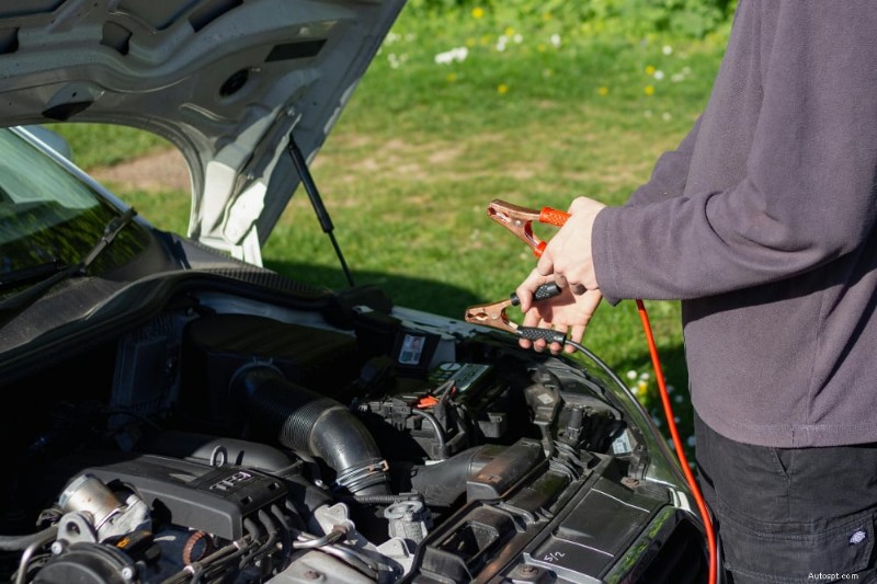 Dött bilbatteri? Lär dig hur du startar bilen på ett säkert sätt 