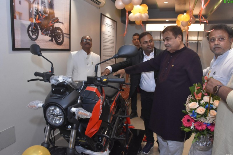 Unionsminister Nitin Gadkari öppnar Oben Electrics 75:e showroom i Nagpur 