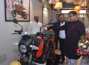 Unionsminister Nitin Gadkari öppnar Oben Electrics 75:e showroom i Nagpur 