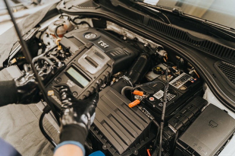 Vem kommer att köpa ditt gamla bilbatteri? En komplett guide till kontanter och återvinning 
