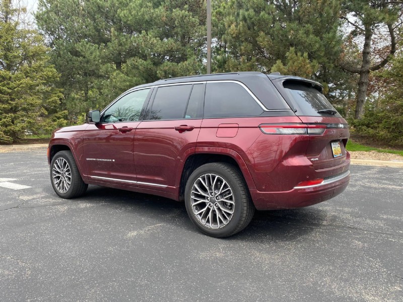 2026 Jeep Grand Cherokee Summit Review:Power, Comfort, and Off‑Road Performance 