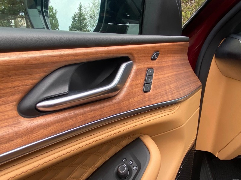 2026 Jeep Grand Cherokee Summit Review:Power, Comfort, and Off‑Road Performance 