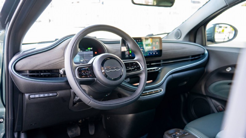 2025 Fiat 500e Giorgio Armani recension:Varför denna Fashion-Forward City EV sticker ut 