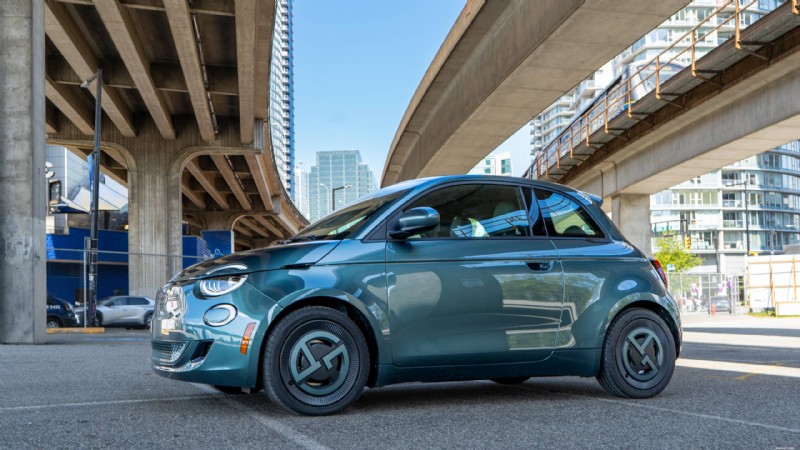 2025 Fiat 500e Giorgio Armani recension:Varför denna Fashion-Forward City EV sticker ut 