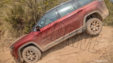Utforska Jeep Meridian 2022 Limited Exterior – Premium Design &Robust Performance 