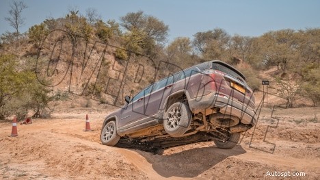 Utforska Jeep Meridian 2022 Limited Exterior – Premium Design &Robust Performance 