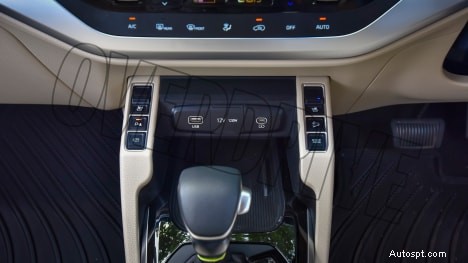2022 Kia Carens Luxury Plus – 7-sitsig, 1,5 liters motor, 6-växlad automatisk interiör 