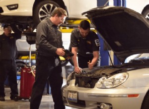 Motorns skrammel förklaras:Vanliga orsaker och snabba lösningar för din bil 