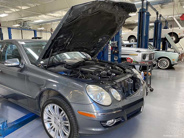 Hur man säkert hanterar en överhettning av en Mercedes-motor 