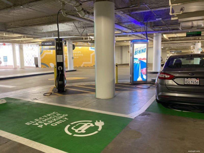 Att välja det ideala laddningsnätverket för elbilar:En praktisk guide 