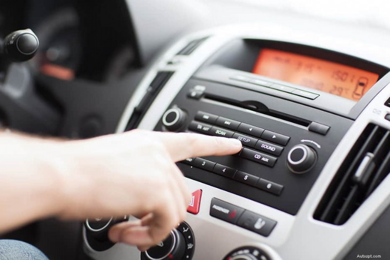 Varför din bilstereo slås på men inte producerar något ljud — vanliga orsaker och snabba lösningar 