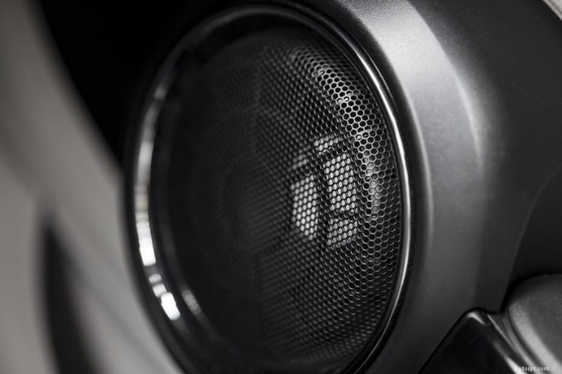 Varför din bilstereo slås på men inte producerar något ljud — vanliga orsaker och snabba lösningar 