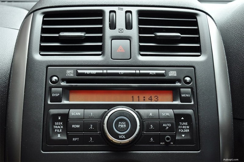 Varför din bilstereo slås på men inte producerar något ljud — vanliga orsaker och snabba lösningar 