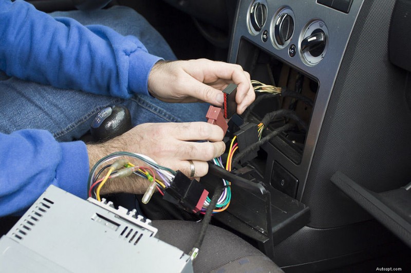 Varför din bilstereo slås på men inte producerar något ljud — vanliga orsaker och snabba lösningar 