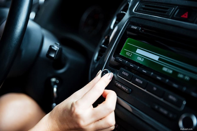 Varför din bilstereo slås på men inte producerar något ljud — vanliga orsaker och snabba lösningar 