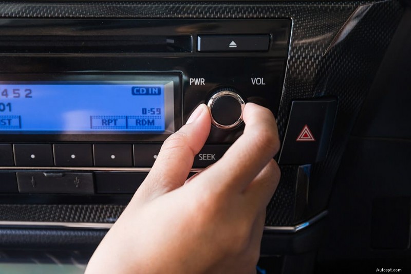 Varför din bilstereo slås på men inte producerar något ljud — vanliga orsaker och snabba lösningar 