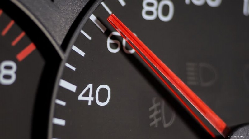 Varför din bil skakar över 60 MPH (och hur man fixar det) 