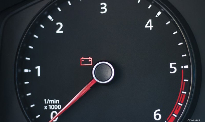 Vad du ska göra när din bils batterilampa tänds när du kör 