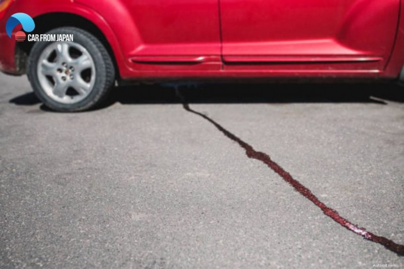 Varför din bil läcker olja när den är parkerad:vanliga orsaker och snabba lösningar 