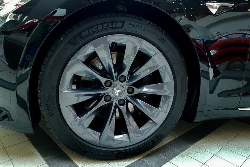 Tesla däckpriser förklarade:varför de är höga och hur länge de håller 