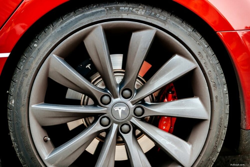 Tesla däckpriser förklarade:varför de är höga och hur länge de håller 