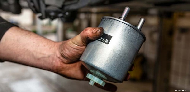 Varför luktar din bil gas? Orsaker och snabba lösningar 