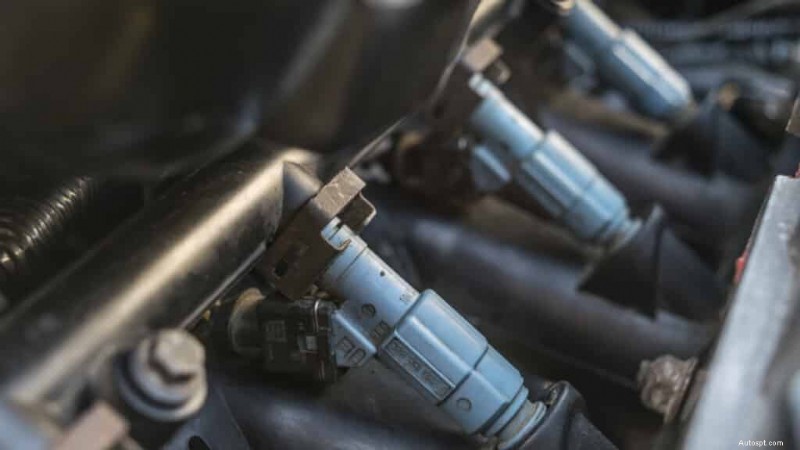 Varför luktar din bil gas? Orsaker och snabba lösningar 