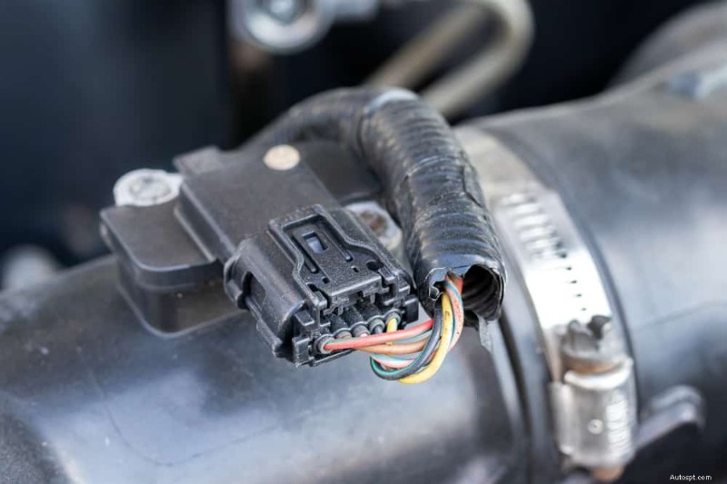 Varför din kontrollmotorlampa lyser även när din bil verkar bra – 9 vanliga orsaker och åtgärdar 