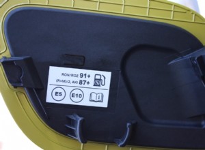 Vad som orsakar knackande ljud i din bils motor och hur man åtgärdar dem 