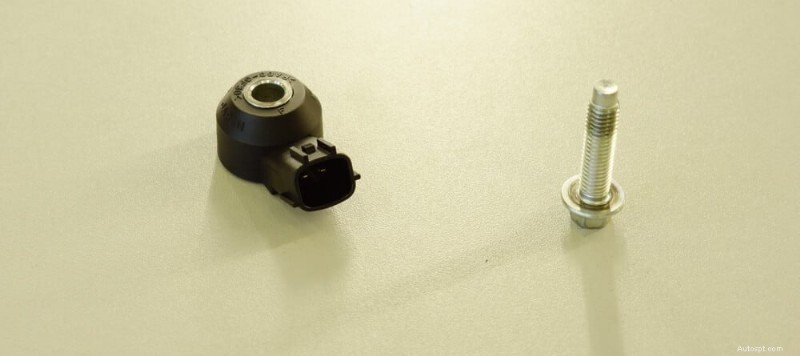 Vad som orsakar knackande ljud i din bils motor och hur man åtgärdar dem 