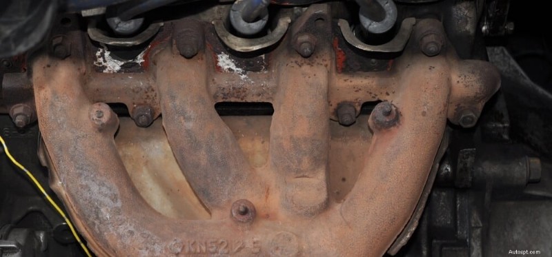 Vad som orsakar knackande ljud i din bils motor och hur man åtgärdar dem 