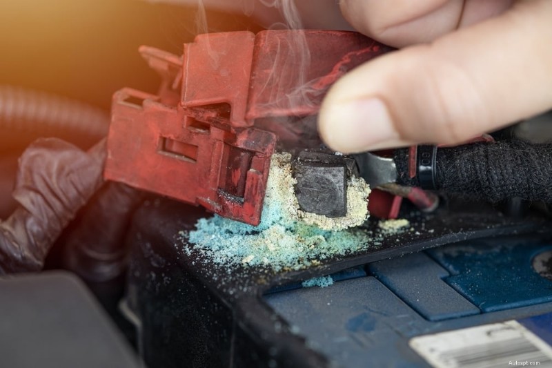 Lösa batterikablar:6 varningsskyltar och snabba lösningar 