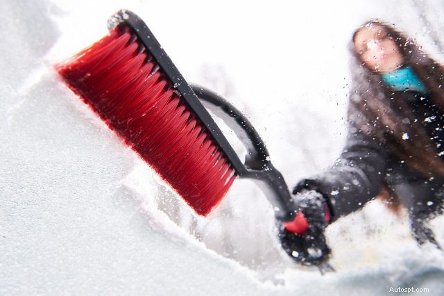 Steg-för-steg-guide för att säkert befria din bil från snö 