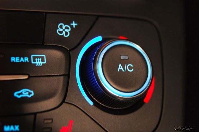 Hur din bils luftkonditionering fungerar:En pålitlig guide till cool komfort 