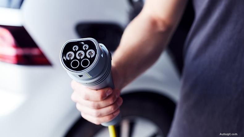 Den ultimata guiden till elbilsladdning:enkla steg och kostnadstips 
