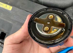 Vad betyder det vita mjölkiga ämnet under ditt oljelock? 