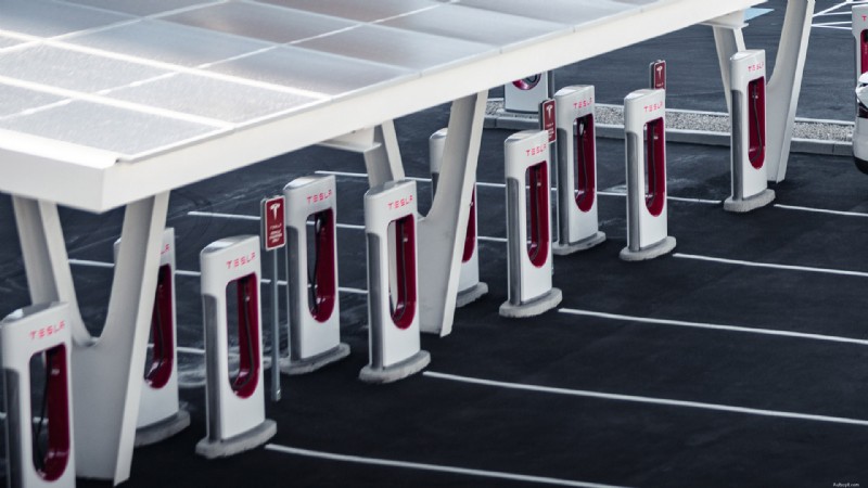 Den kompletta listan över biltillverkare som byter till Teslas NACS EV-laddningssystem (uppdaterad) 
