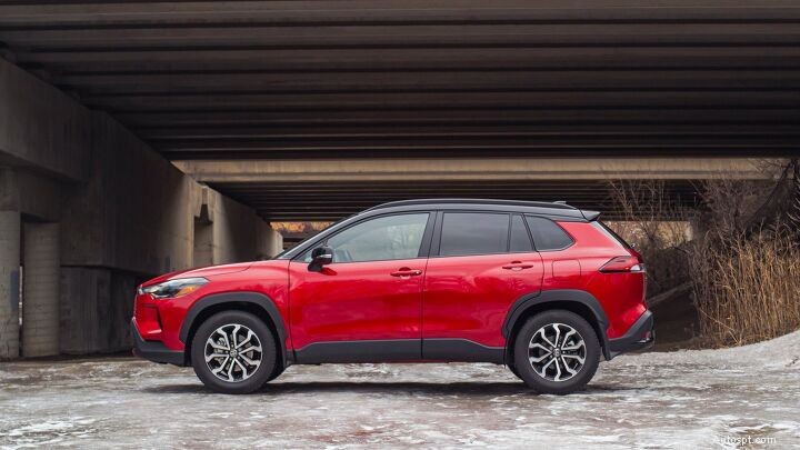 Subaru Crosstrek Hybrid vs Toyota Corolla Cross Hybrid:expertgranskning och jämförelse sida vid sida 