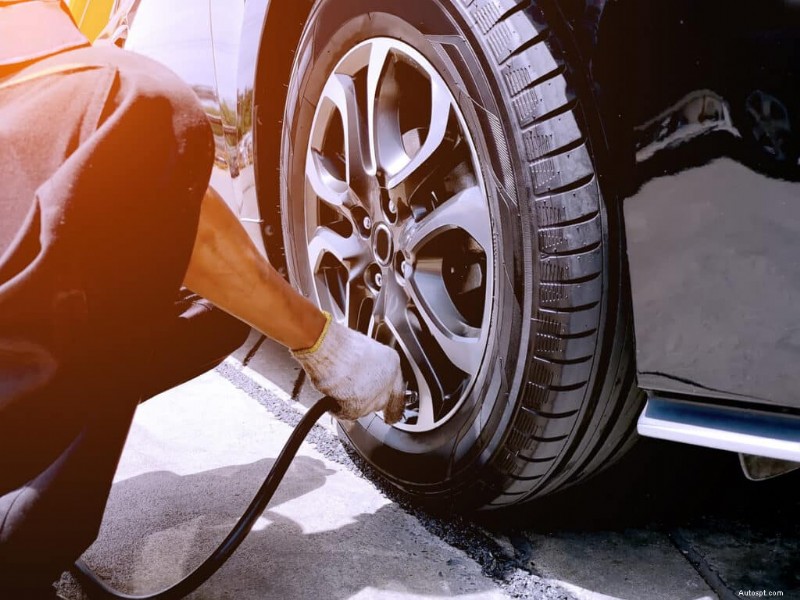 Ska du reparera eller byta ut ett punkterat däck? Expertguide för att göra rätt val 