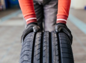 Förstå däckhastighetsklassificeringar:vad de betyder och varför de är viktiga 