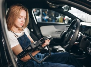 Förstå en blinkande kontrollmotorlampa:orsaker, svårighetsgrad och lösningar för bilägare 