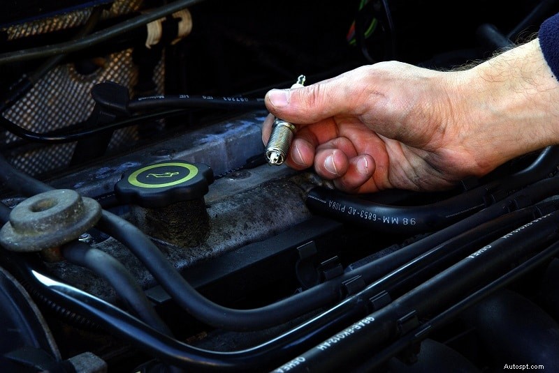 Förstå en blinkande kontrollmotorlampa:orsaker, svårighetsgrad och lösningar för bilägare 