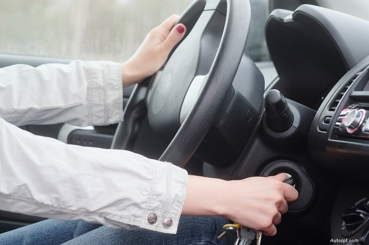 Varför startar min bil men startmotorn fortsätter att dra igång? Vanliga orsaker och korrigeringar 