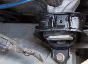 Köra med ett felaktigt motorfäste:risker och snabba lösningar 