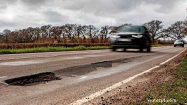 Hur man lämnar in en skadeanmälan för potthål:Rapportera hål och få din bil reparerad 