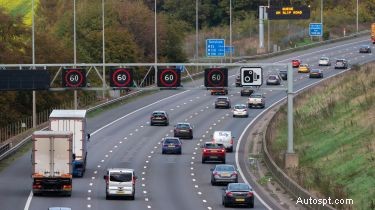 Smarta motorvägar förklaras:hur de fungerar, fartkameror och säkerhetsproblem 
