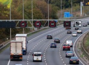Smarta motorvägar förklaras:hur de fungerar, fartkameror och säkerhetsproblem 